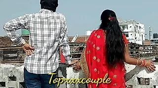 छत पर टहल रही पड़ोसी की नई-नवेली दुल्हन को पटाकर चोद ड़ाला